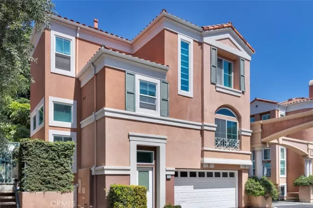 MLS: OC22241567 Condo For Sale