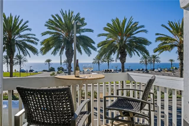 MLS: OC22241926 Condo For Sale