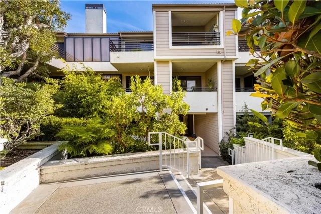 MLS: OC22243968 Condo For Sale