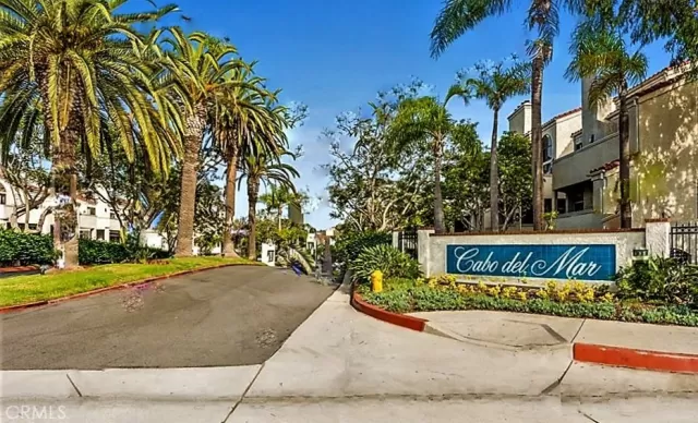 MLS: OC22244571 Condo For Sale