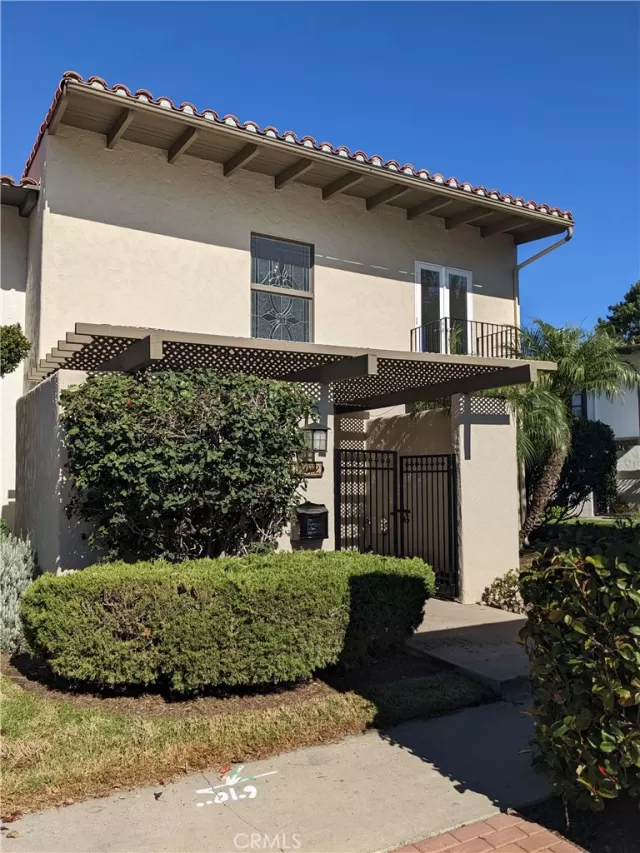 MLS: OC22244654 Condo For Sale