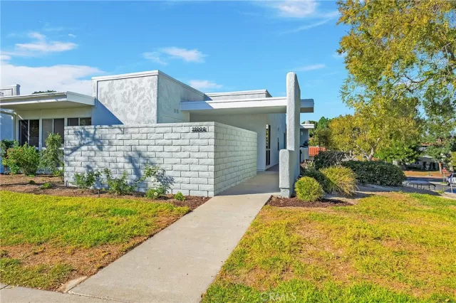 MLS: OC22245019 Condo For Sale