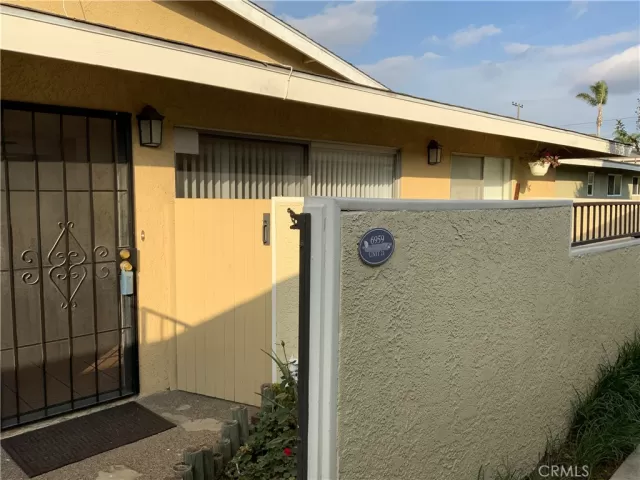 MLS: OC22246050 Condo For Sale