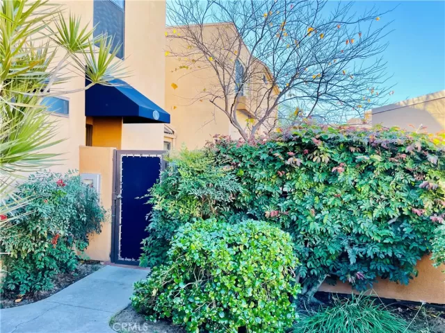 MLS: OC22246067 Condo For Sale