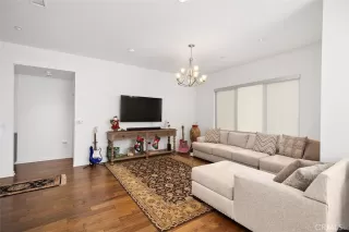 Photo #5: OC22246852 Listing