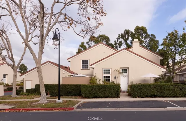 MLS: OC22249138 Condo For Sale