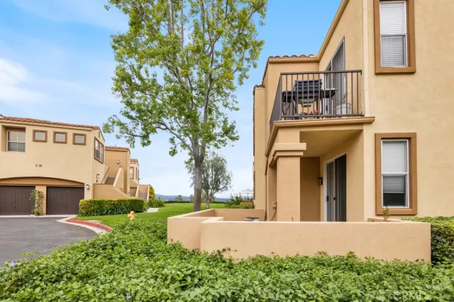 MLS: OC22250894 Condo For Sale