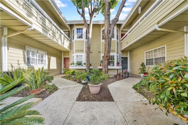 MLS: OC22251532 Condo For Sale