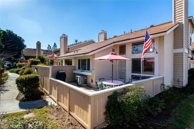 MLS: OC22253056 Condo For Sale