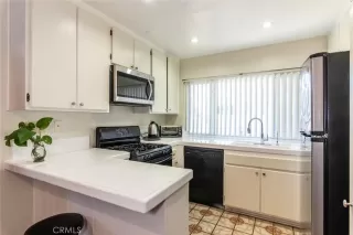 Photo #5: OC22253056 Listing