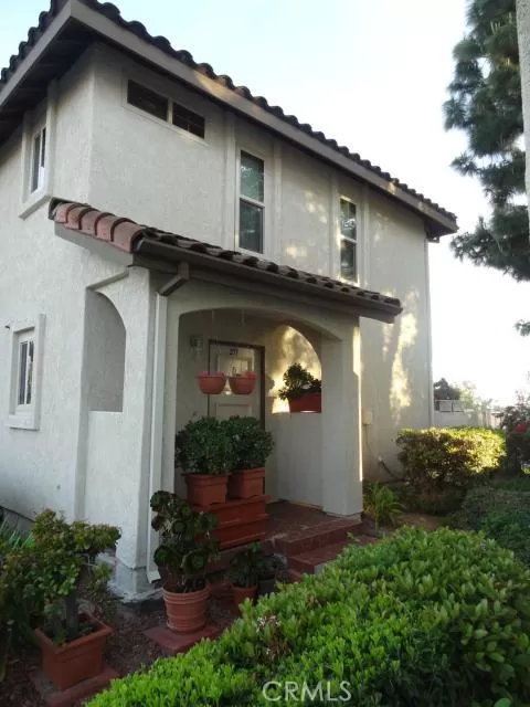 MLS: OC22253966 Condo For Sale