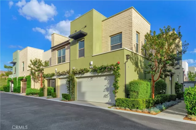 MLS: OC22254259 Condo For Sale