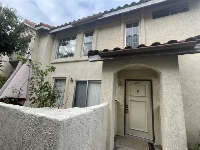 MLS: OC22254552 Condo For Sale