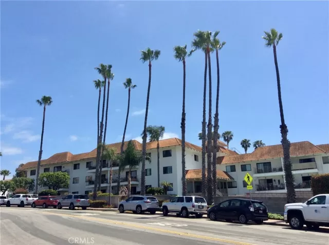 MLS: OC22256206 Condo For Sale