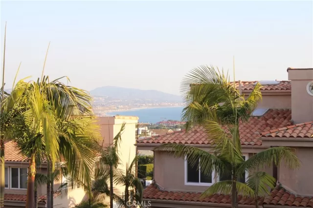 MLS: OC22256472 Condo For Sale