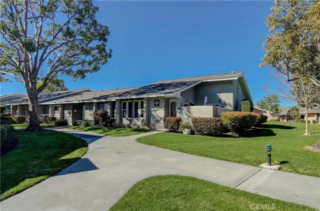 MLS: OC22257090 Condo For Sale