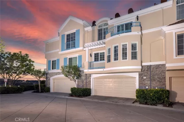 MLS: OC22257206 Condo For Sale