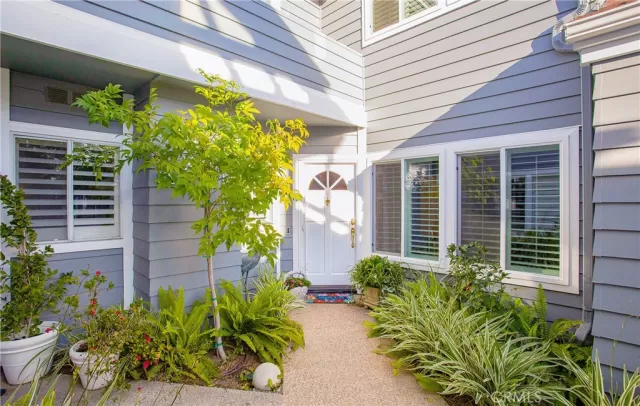 MLS: OC22257843 Condo For Sale