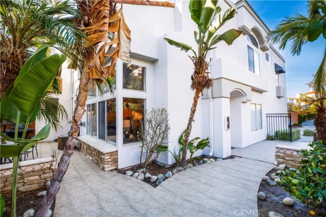 MLS: OC22258046 Condo For Sale