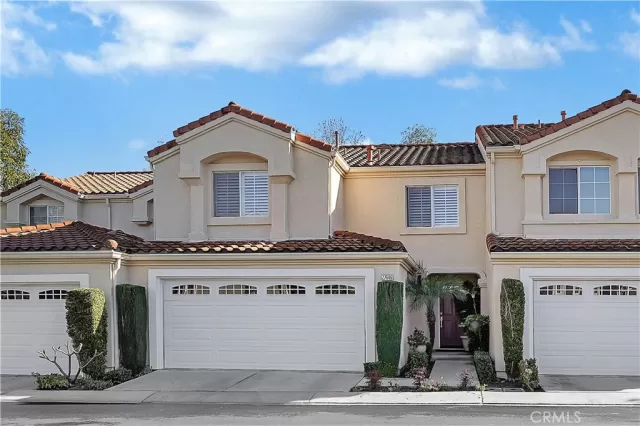 MLS: OC22258561 Condo For Sale