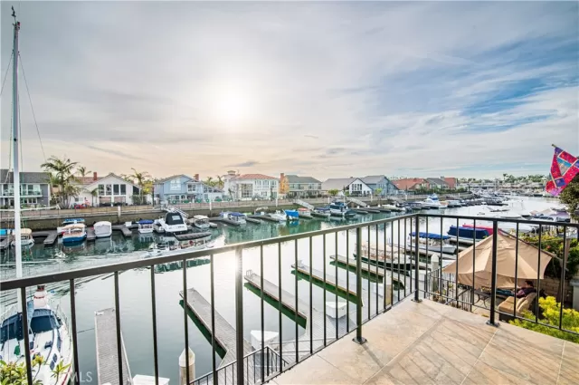 MLS: OC22259292 Condo For Sale