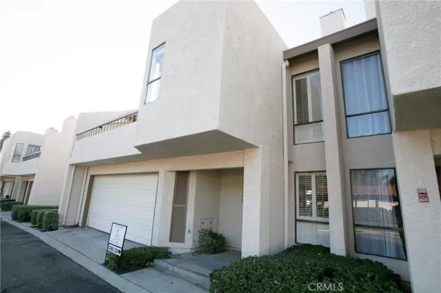 MLS: OC22259422 Condo For Sale