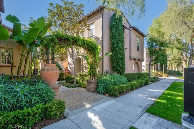 MLS: OC22259461 Condo For Sale