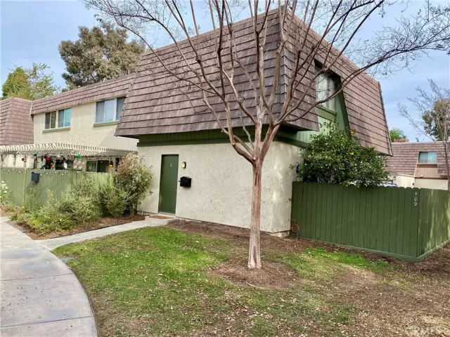 MLS: OC22259577 Condo For Sale