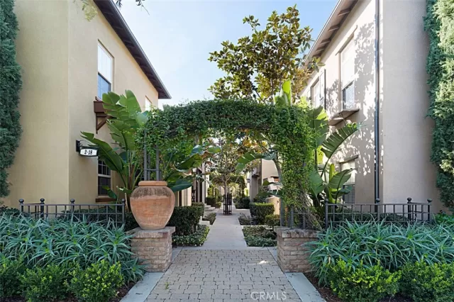 MLS: OC22259887 Condo For Sale