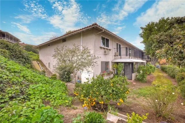 MLS: OC22260177 Condo For Sale