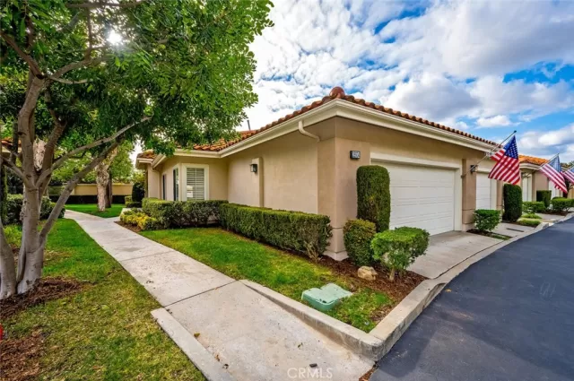 MLS: OC22261342 Condo For Sale