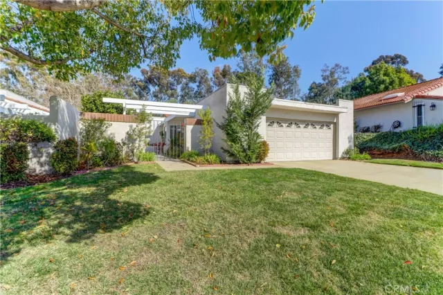 MLS: OC22261356 Condo For Sale