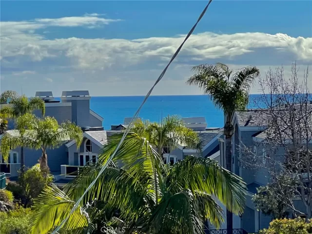 MLS: OC23005022 Condo For Sale