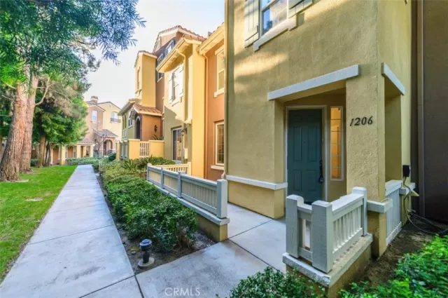 MLS: OC23005617 Condo For Sale