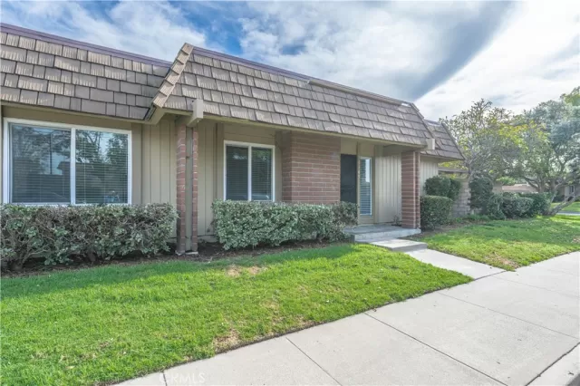 MLS: OC23006526 Condo For Sale