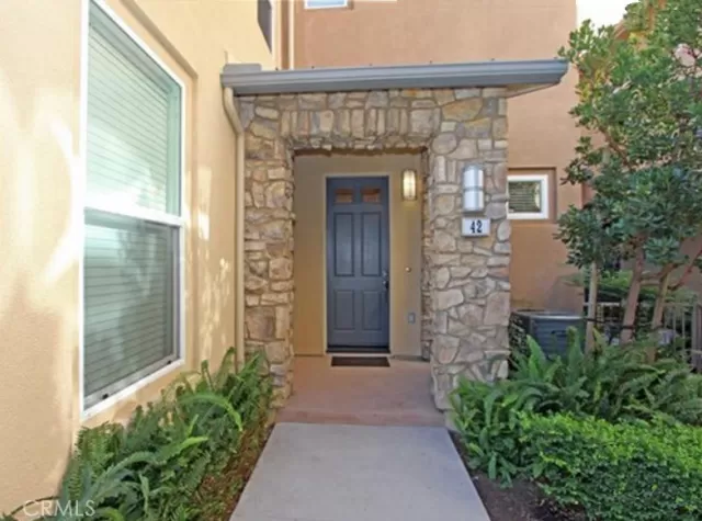 MLS: OC23008095 Condo For Sale