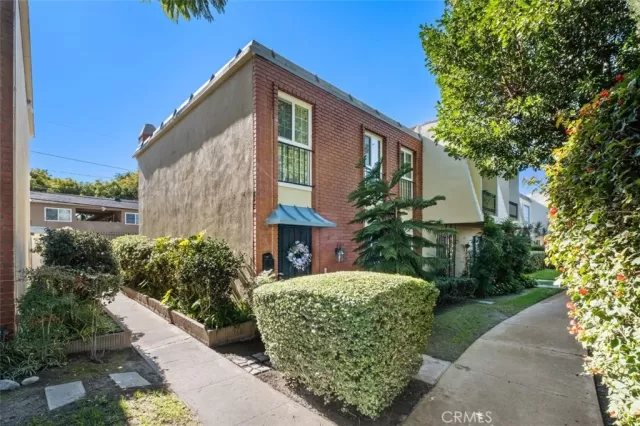 MLS: OC23009717 Condo For Sale