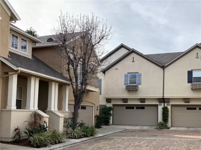 MLS: OC23013118 Condo For Sale