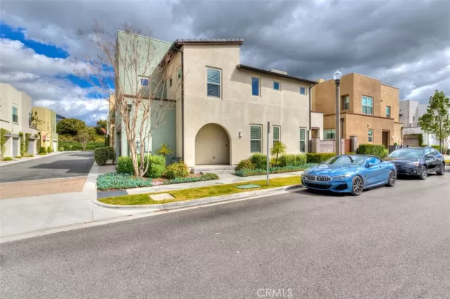 MLS: OC23013158 Condo For Sale