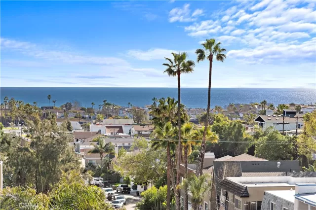 MLS: OC23013163 Condo For Sale