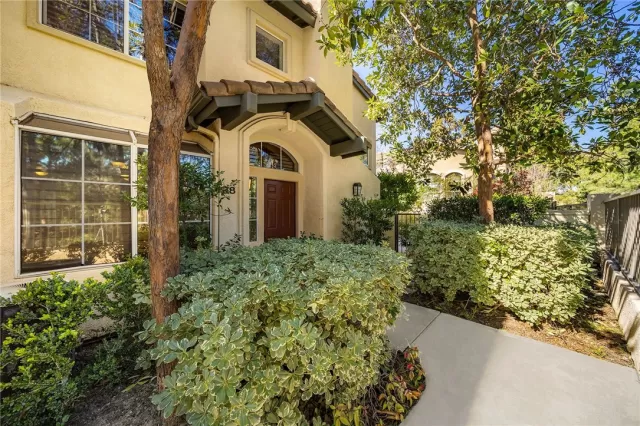 MLS: OC23013813 Condo For Sale