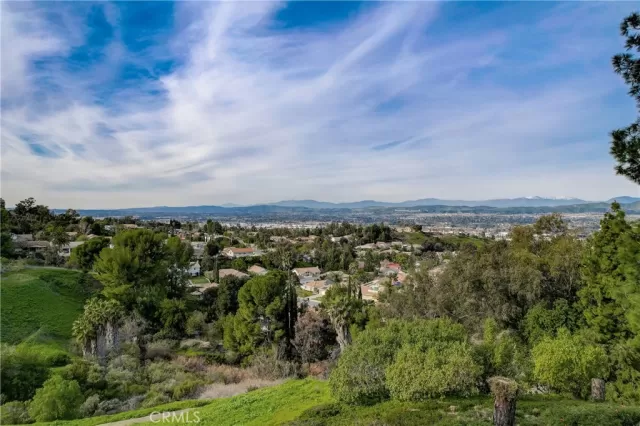 MLS: OC23014116 Condo For Sale