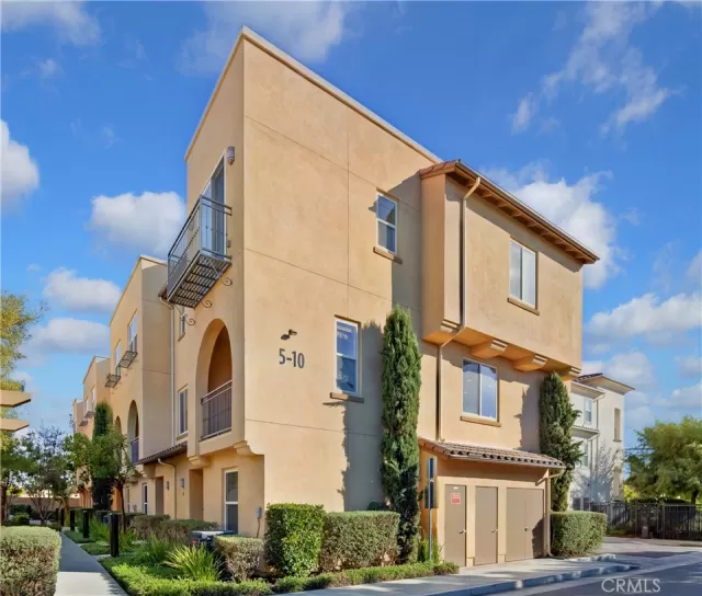 MLS: OC23014372 Condo For Sale