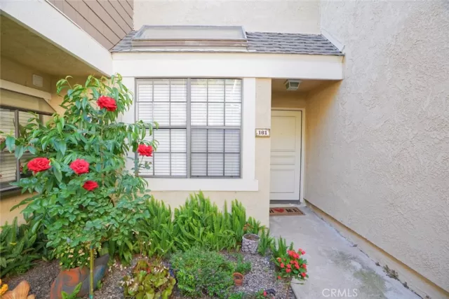 MLS: OC23014671 Condo For Sale