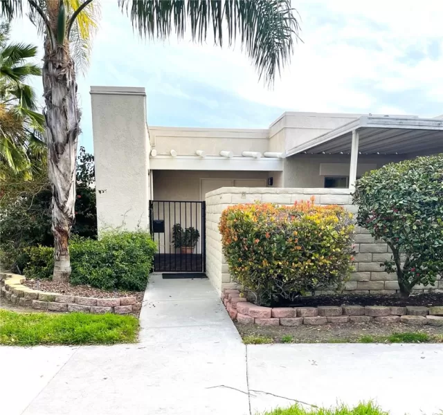 MLS: OC23014990 Condo For Sale