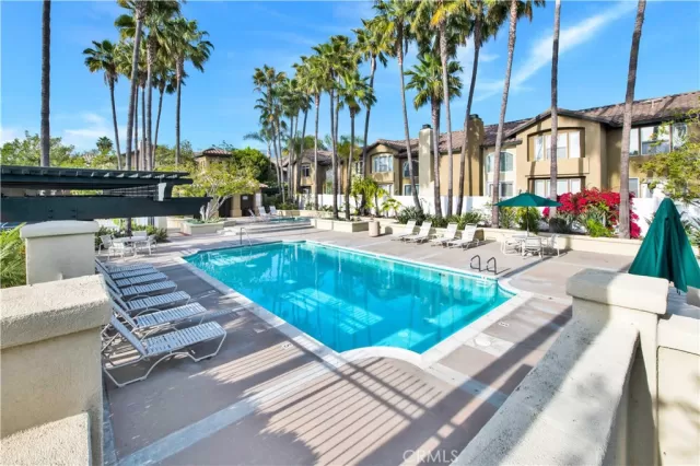 MLS: OC23018469 Condo For Sale