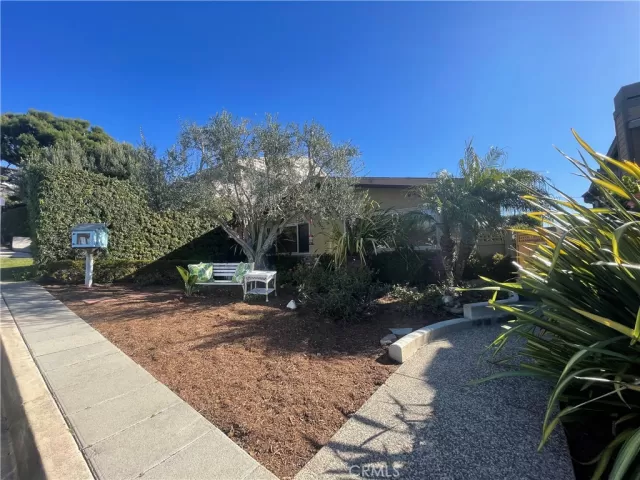 MLS: OC23018566 Condo For Sale