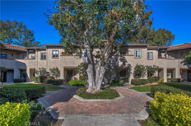 MLS: OC23018852 Condo For Sale