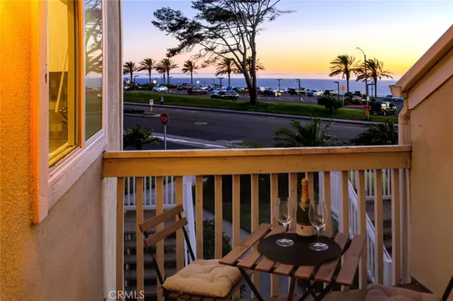 MLS: OC23021054 Condo For Sale