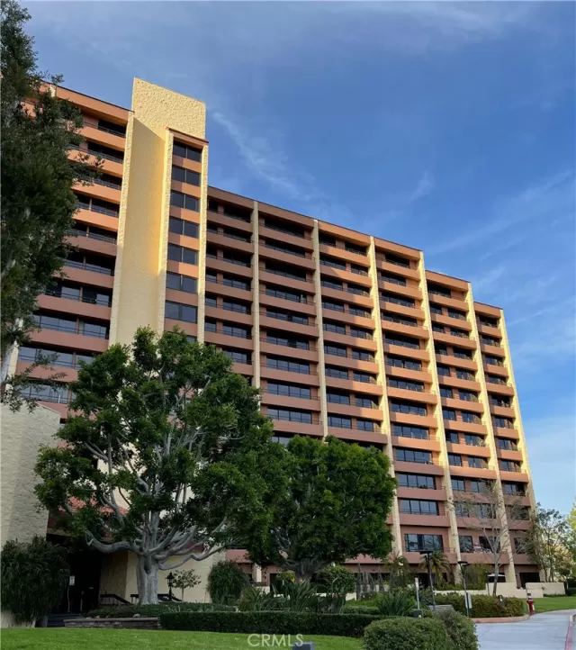 MLS: OC23024116 Condo For Sale